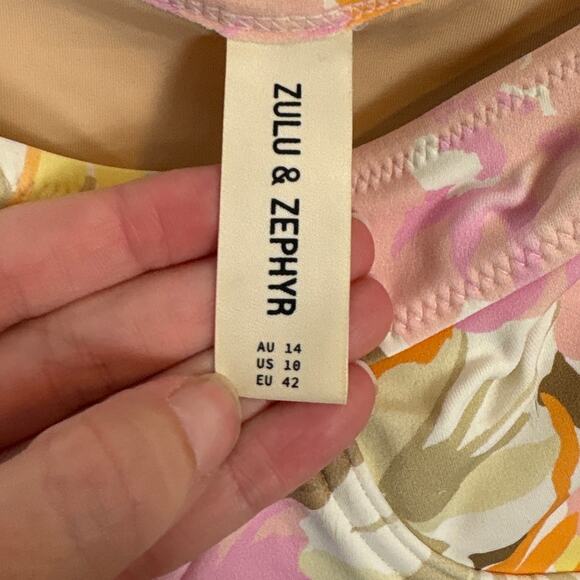 Zulu & Zephyr Structured Bustier Style One Piece Swimsuit in Foliage Floral 10 - Picture 5 of 6